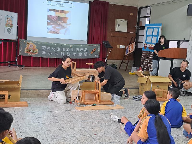 2.大學生帶領小學生小車製作過程