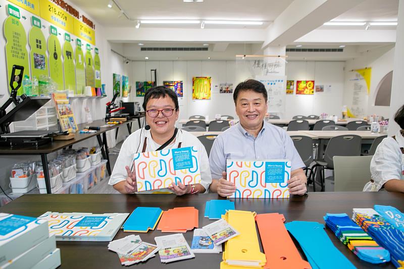 資策會執行長卓政宏(右)體驗瑪利亞青年折包裝盒工作日常。