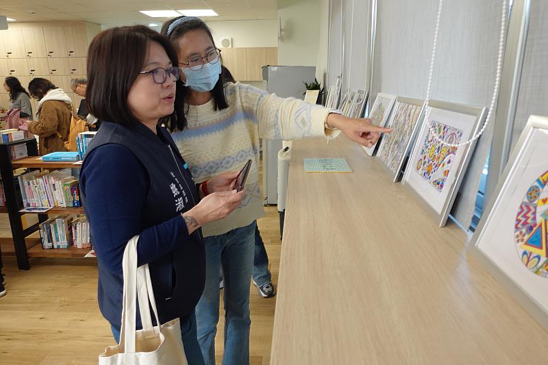 臺北市社會局局長姚淑文出席真福之家成果展，欣賞會員的藝術創作。