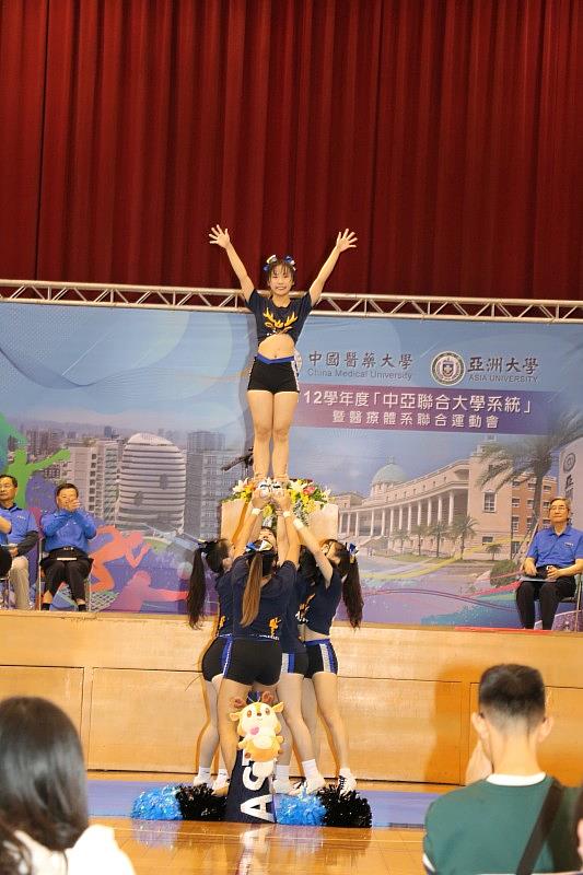 亞洲大學競技啦啦隊的開場表演-