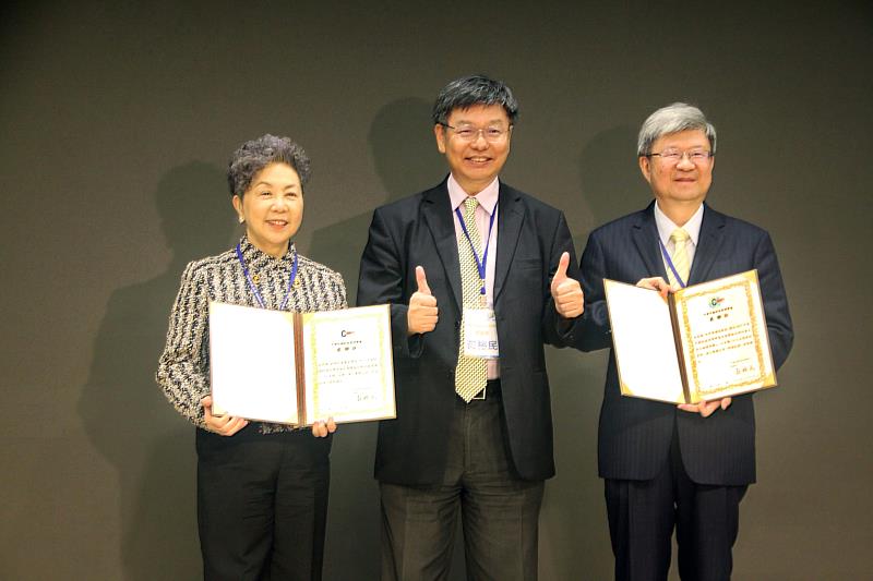 中華民國科技管理學會理事長彭裕民(中)與政治大學講座教授吳思華院士(右)及巨大集團董事長杜綉珍(左)合影。