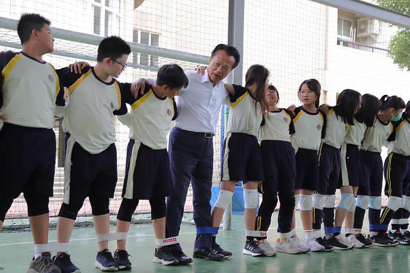 翁章梁訪視祥和國小多人多腳競跑練習 小選手默契絕佳