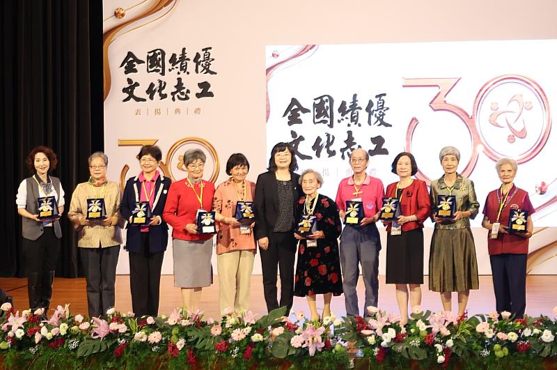 文化部常務次長徐宜君（中）頒贈10位全國績優文化志工「金質獎」得主，感謝對推展藝文活動的堅持與付出。