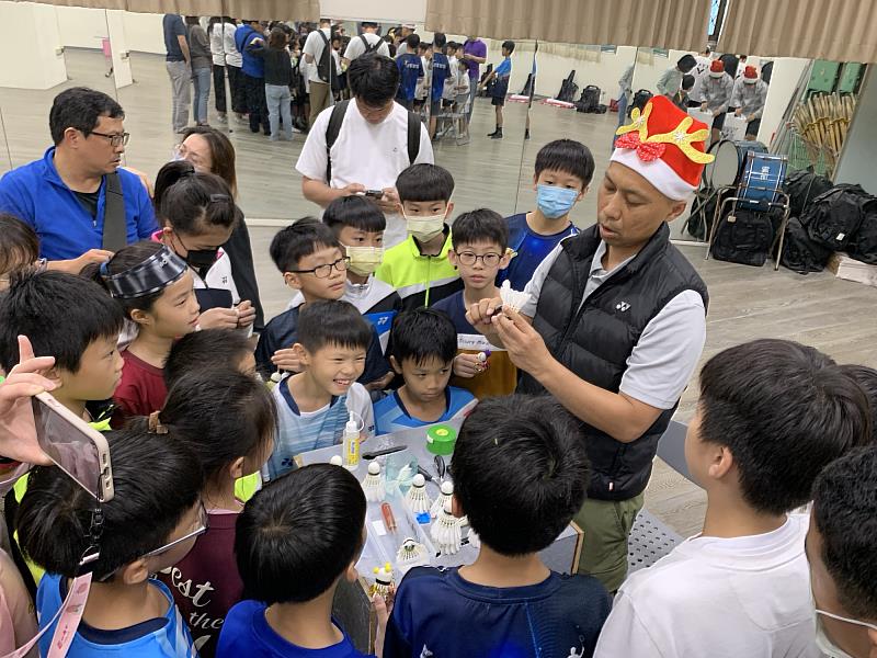 林青輝主任親自教導孩童DIY羽球修復再利用，提升對環保議題的認識