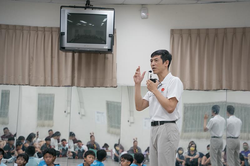 陳泰廷運動心理諮詢師，以「善用積極的態度，「拍」出決勝力」為題，為元智羽球校隊及參與孩童經驗分享