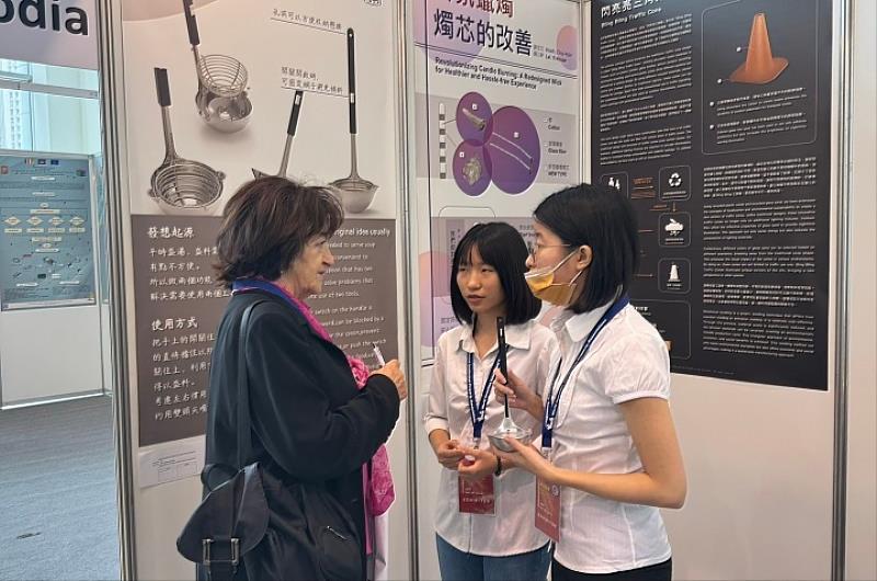 圖／中華大學學生向外國賓客介紹團隊所設計的產品
