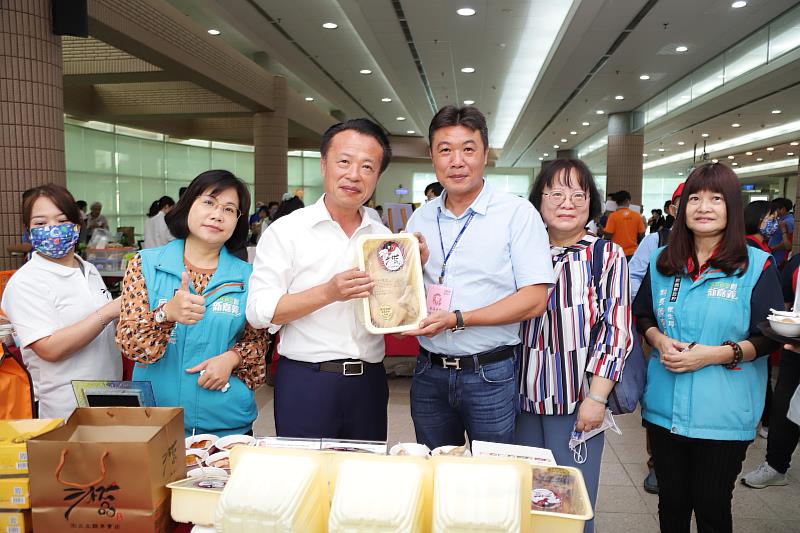 嘉義縣評核優良餐飲業者、肉品商 把關食的安全