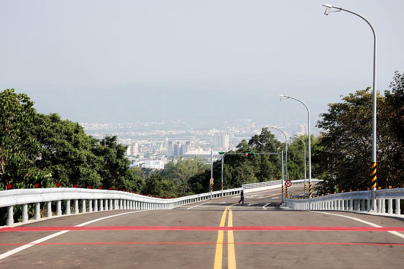 南投市旺來產業園區新闢的聯外道路「旺來路」，12日舉辦通車典禮。