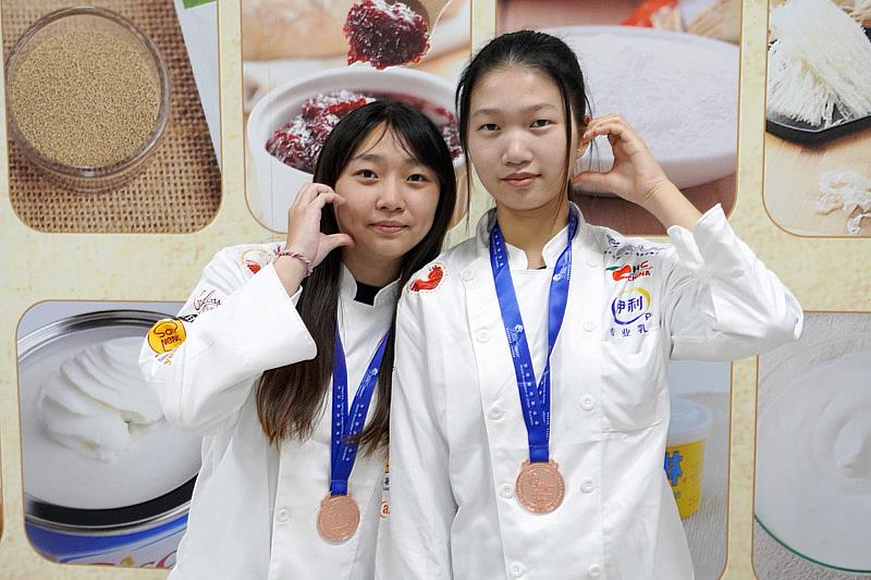 大葉大學烘焙學程大二生曹斐嬿(左)、曾佳芬(右)都在FHC中國國際甜品烘焙大賽獲得銅牌