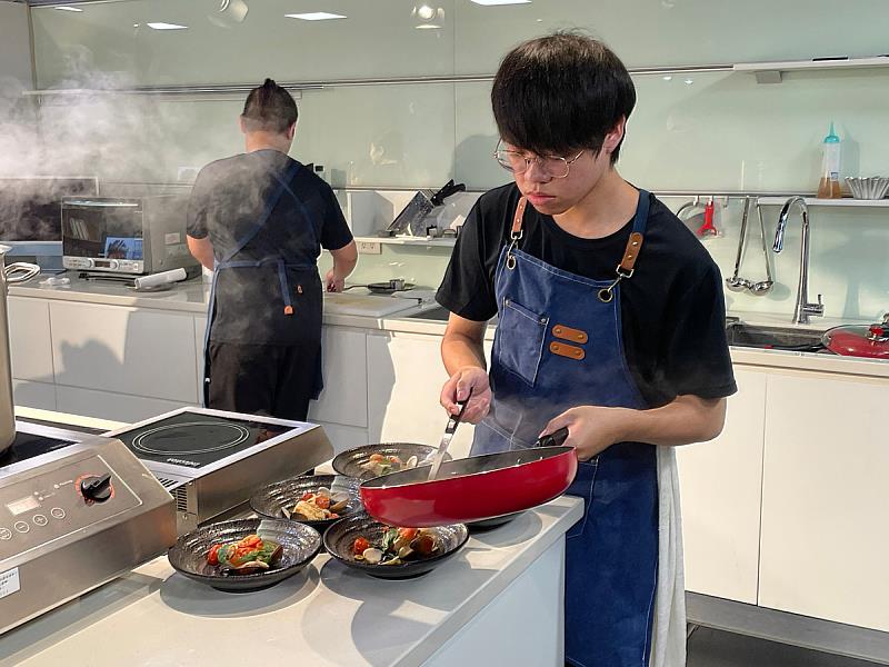 廚藝系推出西式精緻料理套餐，包含餐前麵包、熱前菜、沙拉、雙主餐、甜點、飲料等，皆由學子親自烹飪(照片來源：義守大學提供)。