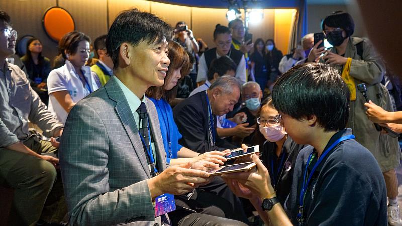 台南市副市長葉澤山透過工作人員協助，在數位城市中啟動虛擬人物