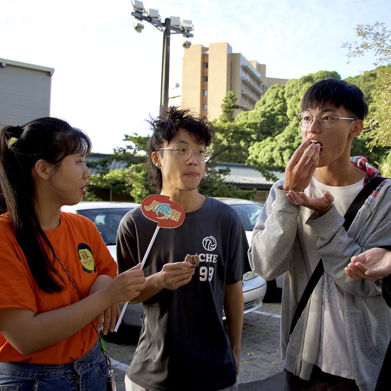 公廣系畢製成員街頭開箱，讓民眾試吃瓜瓜園食品