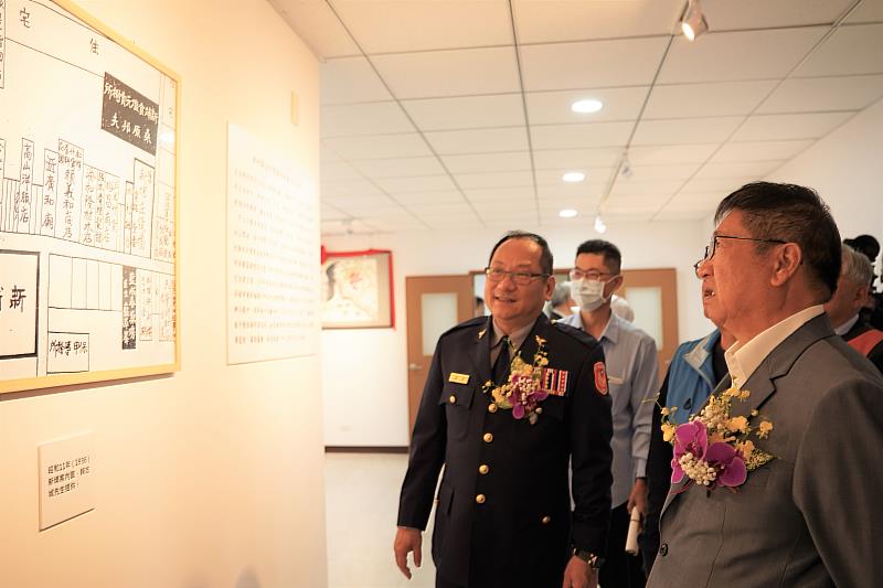新竹縣長楊文科(右)在警察局長林信雄(左)介紹下，了解新埔分局的沿革。