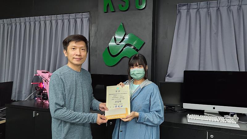 電遊學程葉俊吾主任頒發書卷獎予二年級陳璿伊(右)