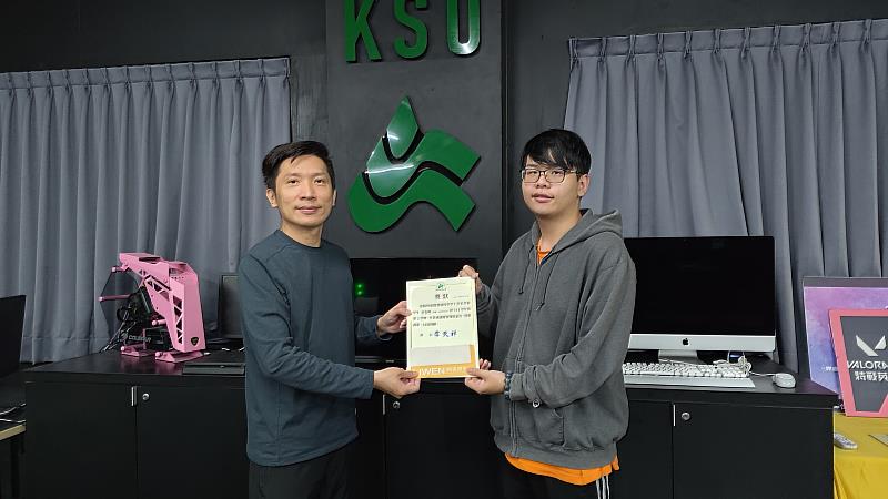 電遊學程葉俊吾主任頒發成績優異獎予一年級杜宥峻(右)