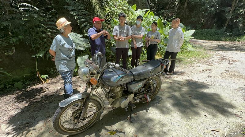 四健幹部向耆老詢問穿山甲習性