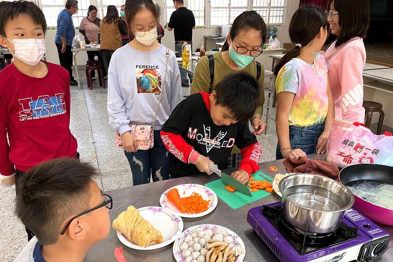 臺興國小學生親手料理當地重要的當季水產品「烏魚」