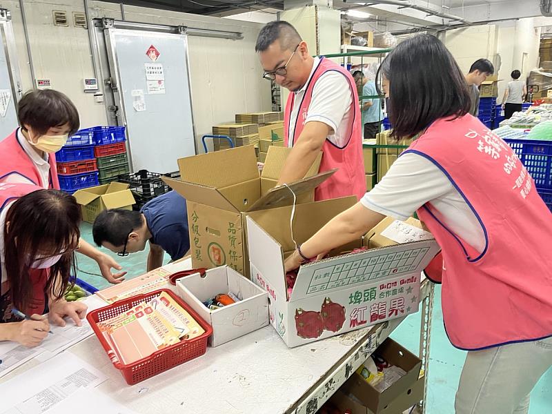 中心同仁工作之餘參與等家寶寶社福協會蔬果包裝配送活動。(新北住都中心提供)