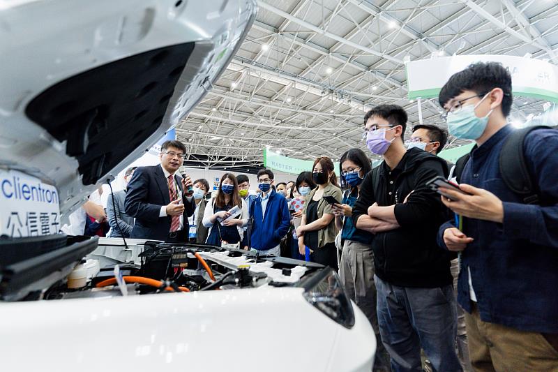 2035 E-Mobility Taiwan匯聚智慧移動產業指標業者，展出電動巴士、充電設備、車聯網等解決方案。(貿協提供)