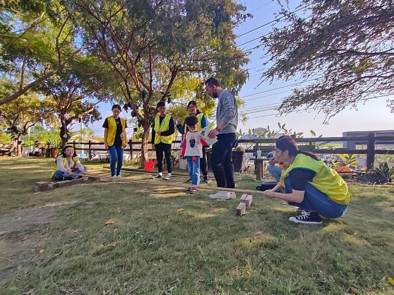 大葉大學休閒系學生讓民眾體驗竹竿舞