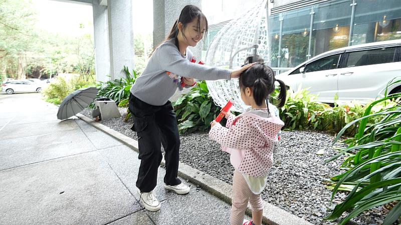 靈鷲山普仁志工發春聯給小朋友，與遊客結緣。（圖由靈鷲山佛教教團提供）