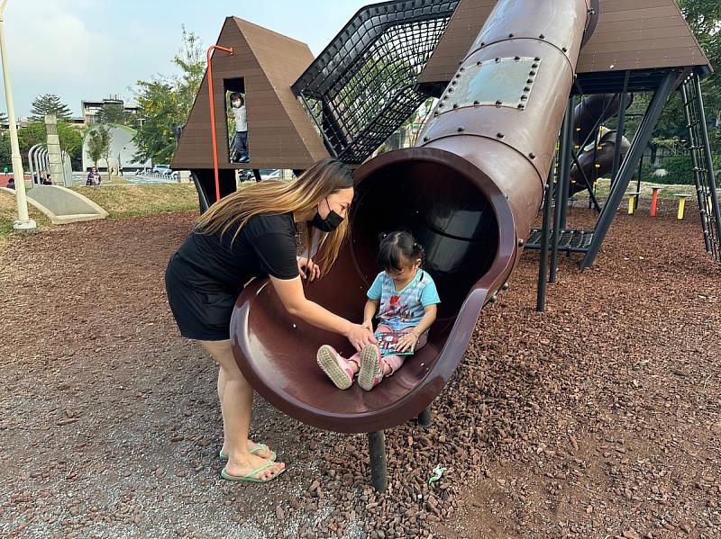 幼童與家長一同解鎖尋寶遊戲