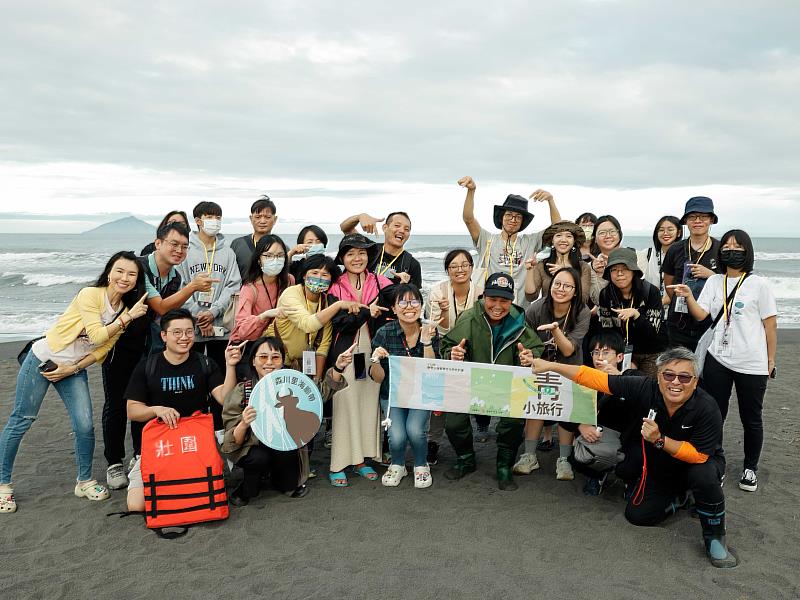 青小旅行壯圍場行程來到壯圍海岸見證漁夫們捕鰻苗的作業情形