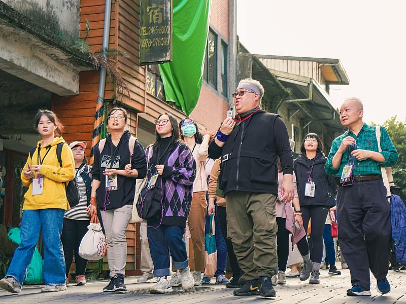 嘻哈平溪葉巧笙(第一排左四)帶青小旅行旅客漫遊十分老街體驗環保天燈