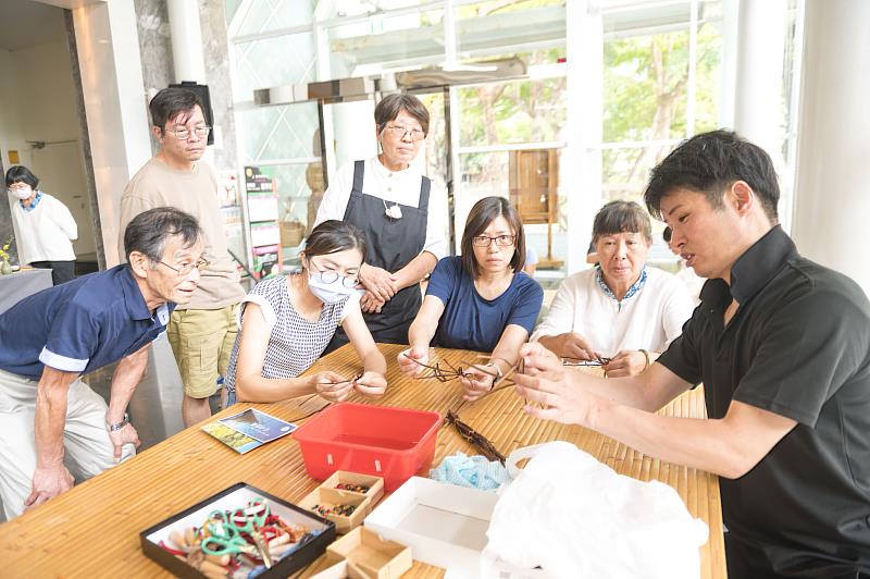 日本福島縣三島町生活工藝館五十嵐義展館長教導參與者進行山葡萄編織製作吊飾