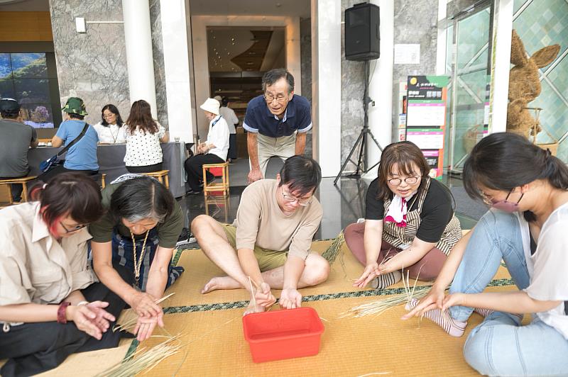 日本工藝師教誨介入者進行ヒロロ細工(寒菅)做繩藝體驗