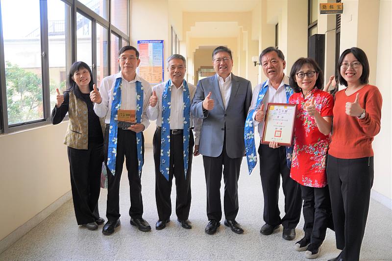 新竹縣原客混聲合唱團獲獎連連,新竹縣長楊文科(中)給予肯定。