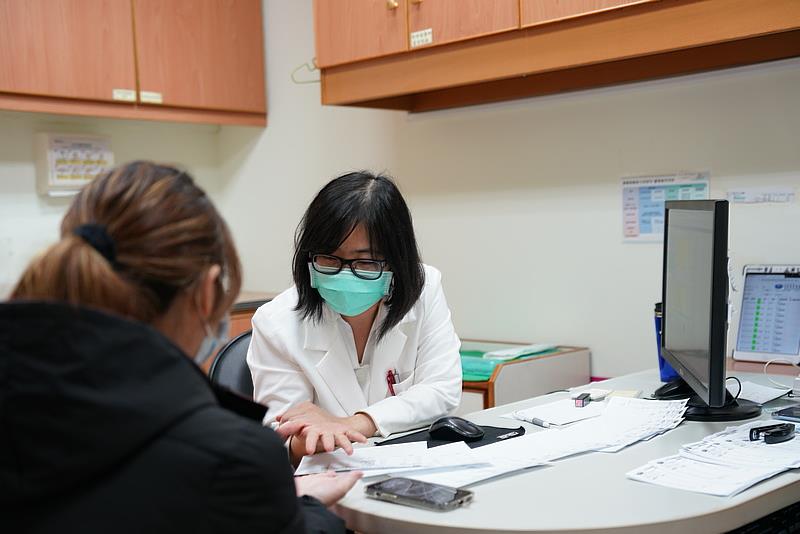 每次回診，蘇桂英主任(右)都會仔細檢查病人皮膚有沒有異常，視如家人般關心。