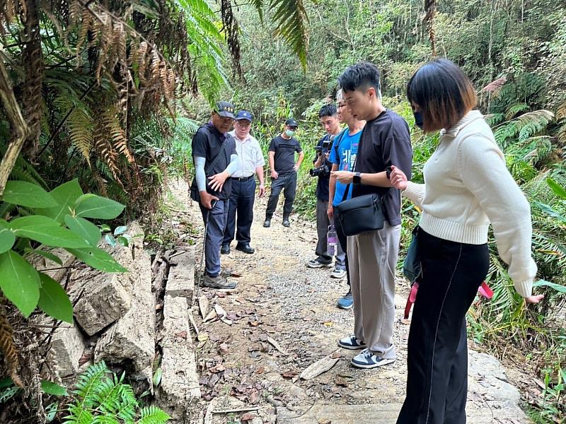 大雁休閒農業區陳秋坤理事長導覽澀水森林步道中地形及生態。