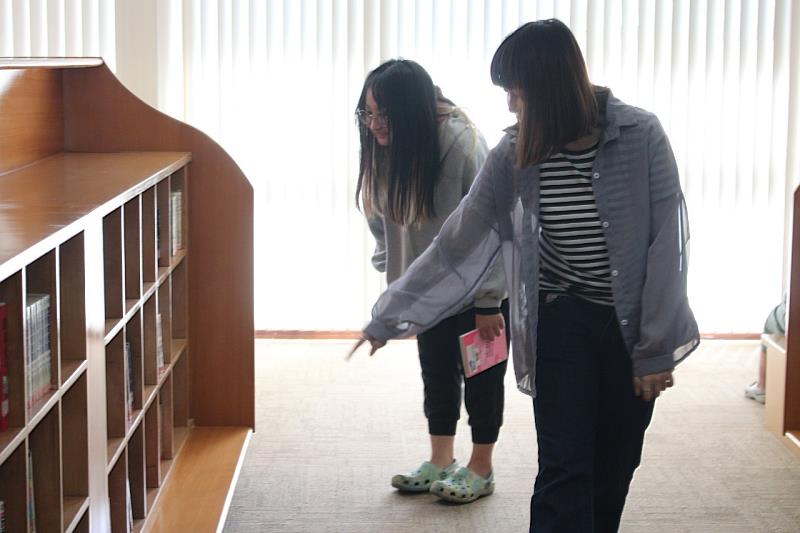 學生只要向圖書館借一本書，即可參與花書的裝飾活動及抽獎