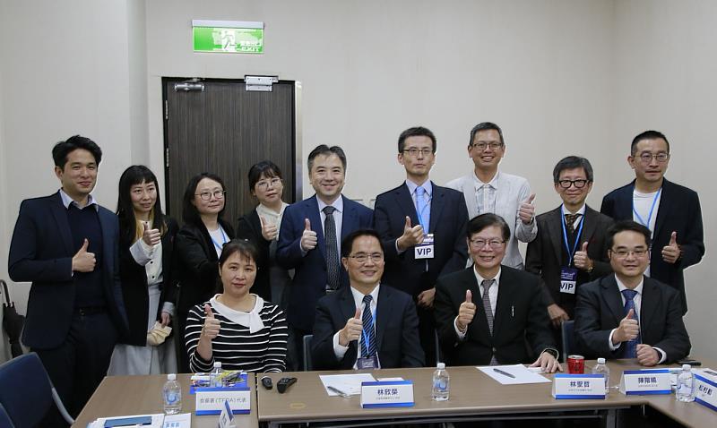 與會貴賓包括花蓮慈院院長林欣榮院長(前排左二)，台南市立安南醫院院長林聖哲(前排左三)、衛福部食藥署技正吳正寧(前排左一)，鈦隼生物科技執行長陳階曉(前排右一)，日本東北大學神經外科教育擔當主任大沢伸一郎教授(後排右四)、前華航日本區總經理松村勳(後排右二)、日本貿易振興機構JETRO專員許絲茵(後排左二)、江希以(後排左四)，以及Intel亞太科技有限公司醫療科技亞洲區總監戴明毅(後排左一)、外貿協會生技醫療組組長劉士銘(後排左五)、中青年神經外科醫學會生醫及新創委員會主委莊皓宇(後排右一)、中美萬泰公司協理蔡雅琦(後排左三)等人。