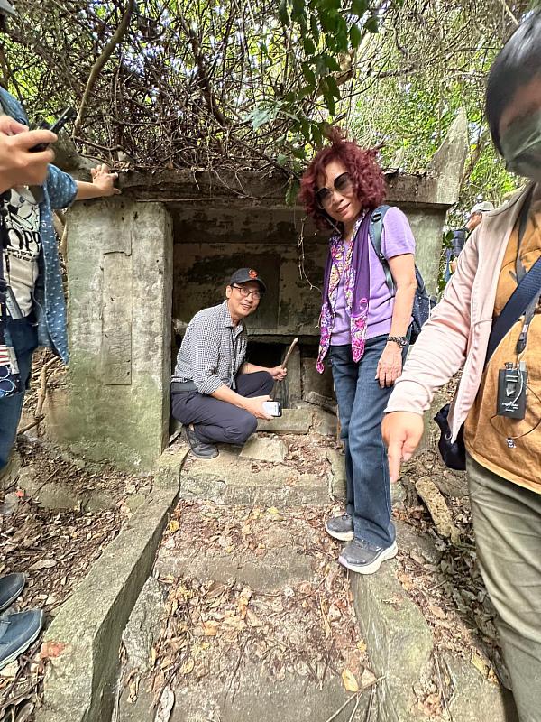 屏東社區在縣府的支持下,發展社區小旅行,帶夥伴探索地下碉堡。