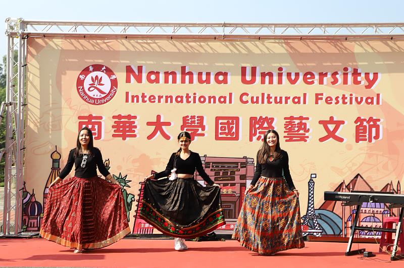 南華大學舉辦國際藝文節，尼泊爾與印度學生表演南亞風情舞蹈。