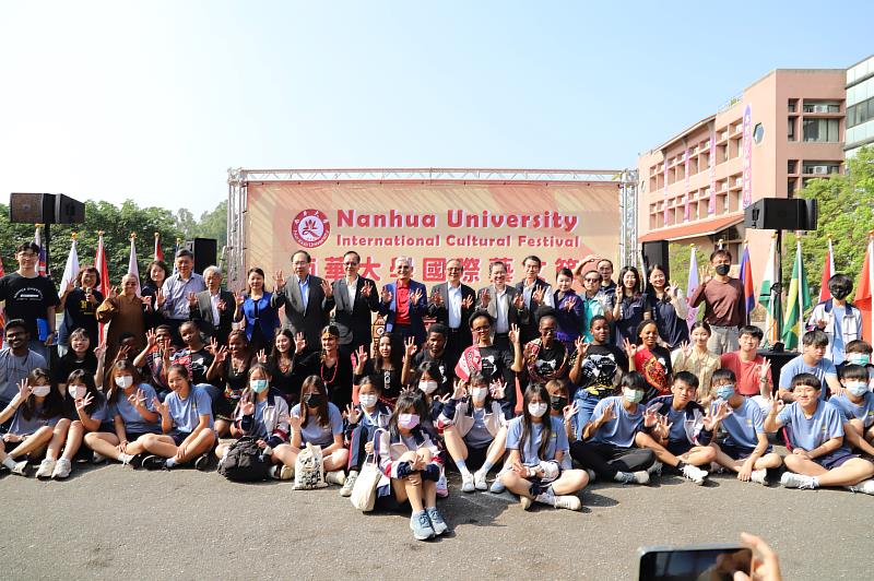 南華大學舉辦國際藝文節，參與表演的境外生與師長及貴賓合影。