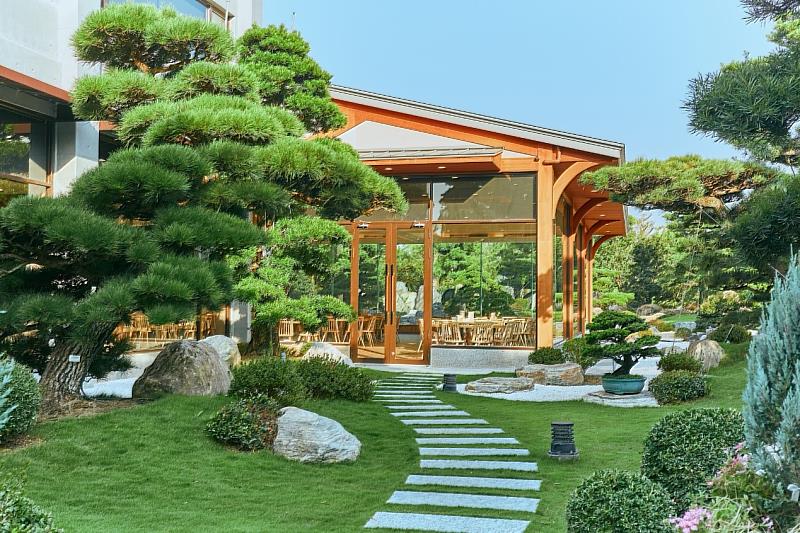 松柏軒景觀餐廳，由職人三十年經驗累積打造的禪風庭園。