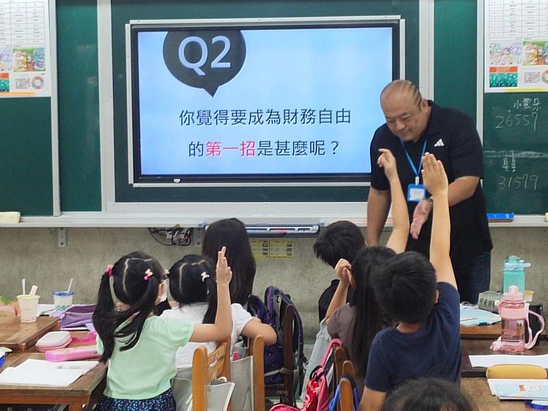 “Yunus Baby Boss” event invites Mr. Zeng Ming-teng, a recipient of the SUPER Teacher Award, to creatively introduce financial literacy to children in a fun and engaging manner. (Photo provided by Mr. Zeng Ming-teng)
