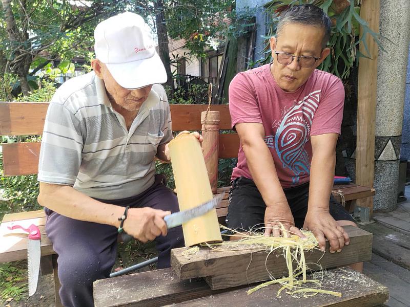 麻必浩高春輝老頭目指導族人製作竹筒罐