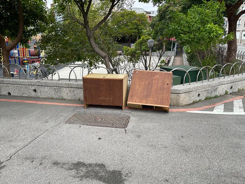 南勢街公園旁遭棄置廢家具