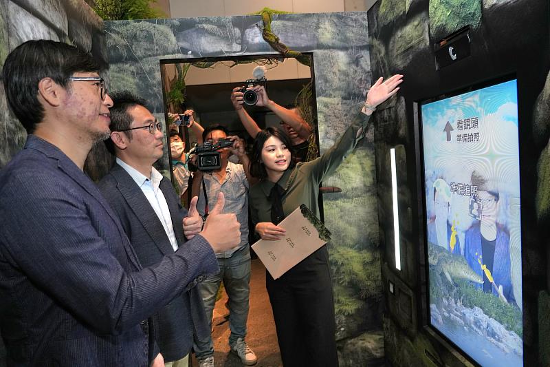 數發部數位產業署莊裕智副組長(左二)與臺南市政府文化局黃宏文專門委員(左一)體驗「古生物AI互動體驗」。