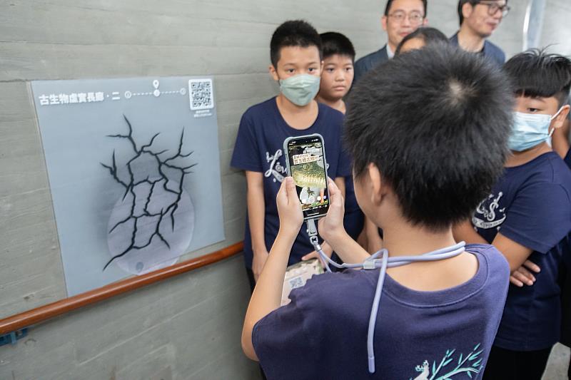 臺南左鎮化石園區5G結合AR擴增實境，邀請與左鎮化石園區共構的光榮實驗小學師生一起同樂。
