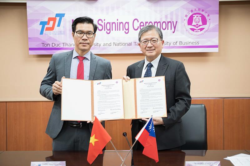 越南孫德勝大學Dr.Tran Trong Dao校長(左)、北商大任立中校長(右)簽訂短期課程合作協議。