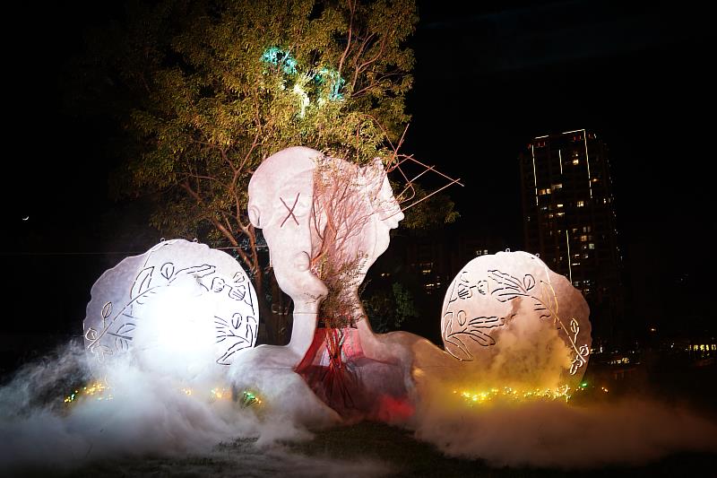 東興圳光藝節今天正式點燈，以作品「生命的呼吸」為發想，結合燈光、煙霧和音樂，揭開光藝節序幕。