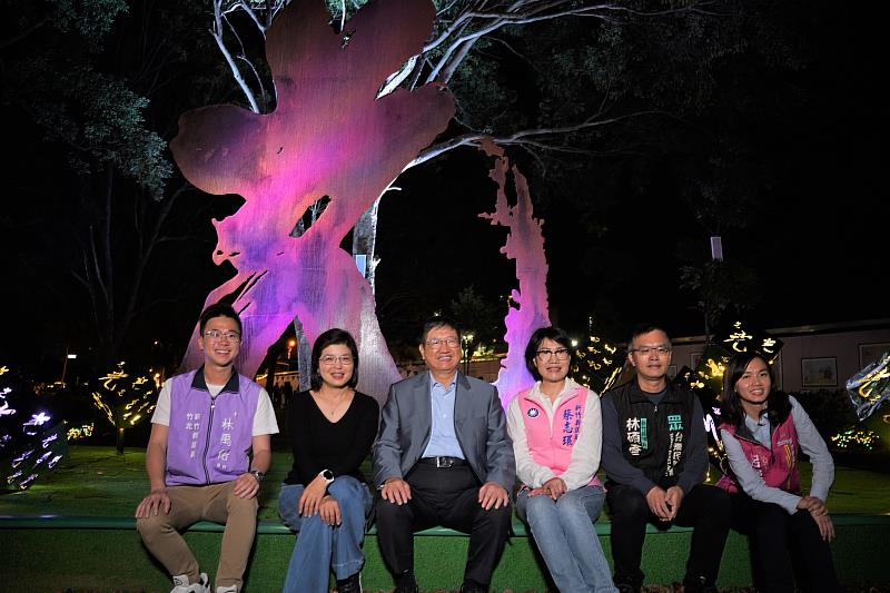 新竹縣長楊文科（左三）與文化局長李安妤（左二）及多名議員，一起在書法家杜忠誥作品「光」前合影。