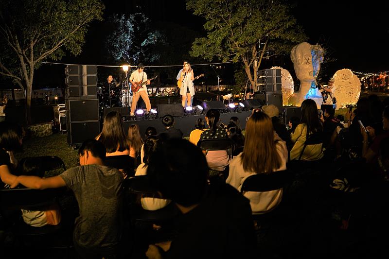 東興圳光藝節點燈儀式邀請「小男孩樂團」現場演出，吸引不少民眾。