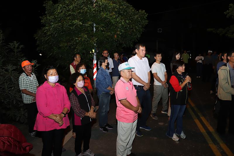 石硦村防汛道路新設路燈點燈 LED燈照亮夜路