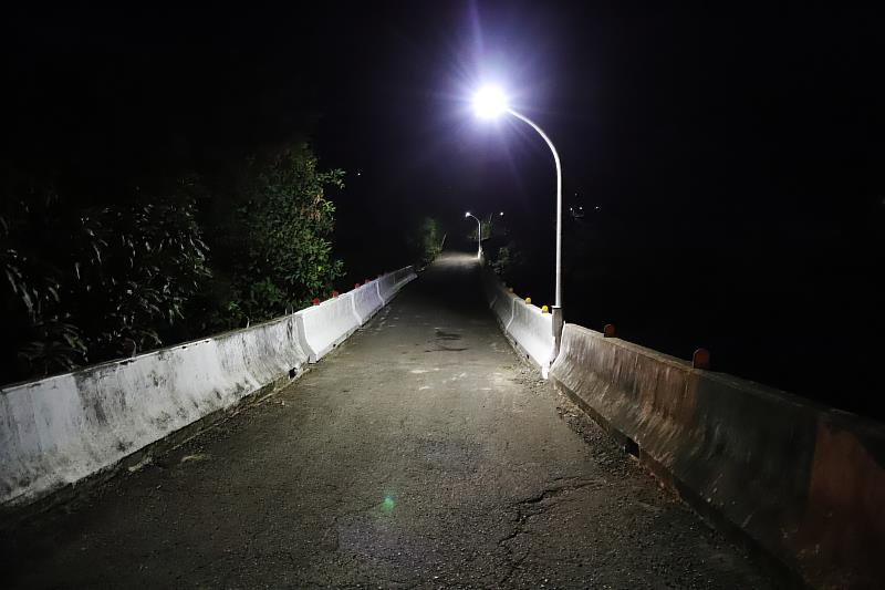 石硦村防汛道路新設路燈點燈 LED燈照亮夜路